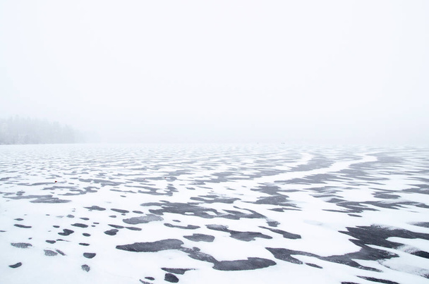 Winterliche Küstenlandschaft mit Eis und Schnee am Tag. Gefrorenes Seewasser. Seen bei Sankt-Petersburg, Russland. Wallpaper für den Desktop - Foto, Bild
