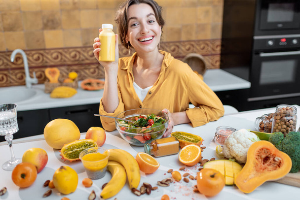 Junge Frau mit gesundem, frischem Essen in der Küche - Foto, Bild