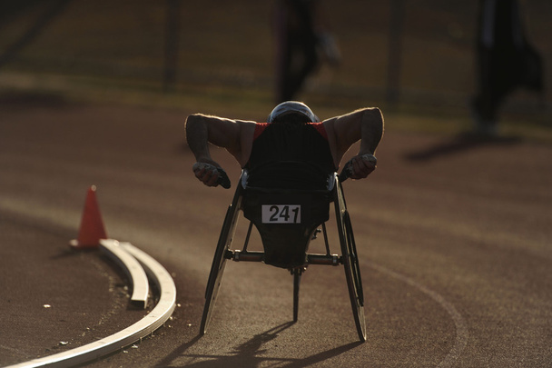 спортсмен інвалідного візка під час марафону
 - Фото, зображення