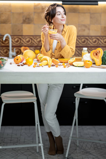 Donna che mangia pudding chia in cucina
 - Foto, immagini