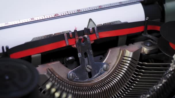 Wortliebe auf Papier in einer alten Schreibmaschine - Filmmaterial, Video
