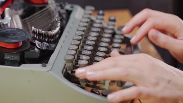古いタイプライターを手にした女性は - 映像、動画