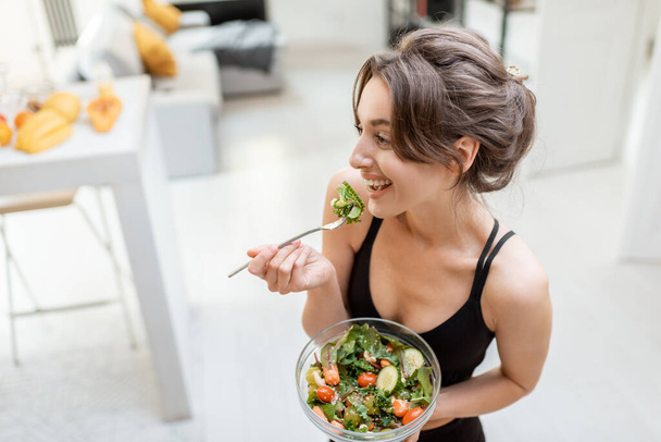 Sports woman with healthy food at home - Foto, Imagen