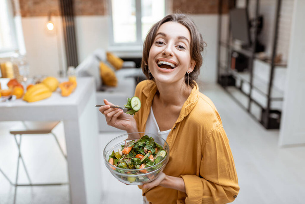Woman eating salad at home - Valokuva, kuva