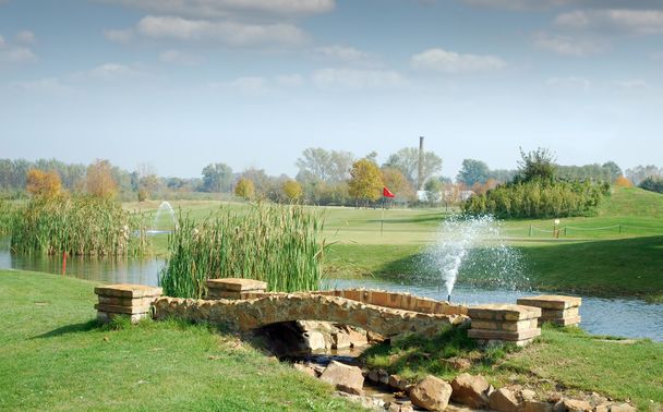 terrain de golf avec petit pont en pierre
 - Photo, image
