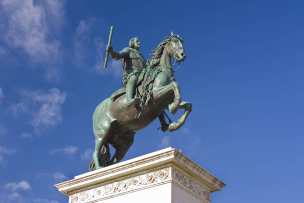 Monumento a Felipe IV na Plaza de Oriente em Madrid, Espanha
 - Foto, Imagem