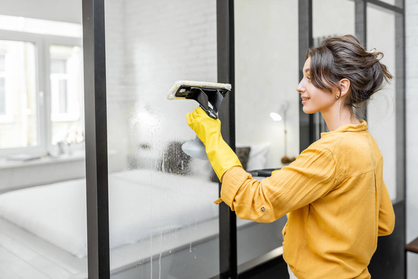 Washing windows with a special cleansing device - Zdjęcie, obraz