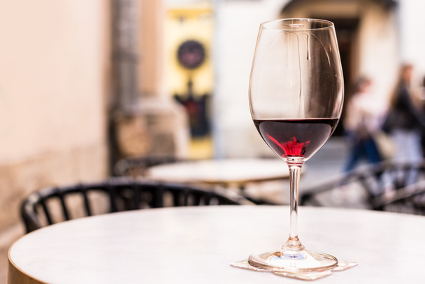 Selective focus of glass of red wine on table  - Foto, imagen