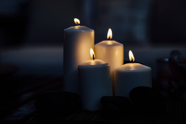 Ρομαντικό κερί σε όμορφο σκούρο φως το βράδυ για τα γεγονότα. Πολυτελείς εκδηλώσεις ή γάμους. Στοιχείο σχεδιασμού. - Φωτογραφία, εικόνα