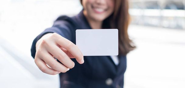 ręka kobiet biznesu trzyma pustą białą kartkę za tekst - Zdjęcie, obraz