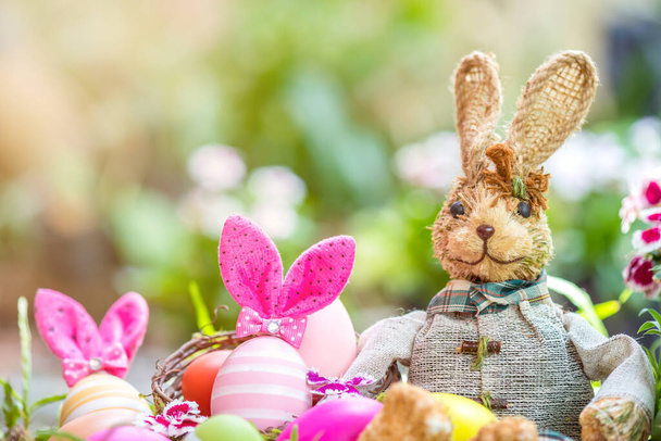 Feliz dia de Páscoa, coelho de brinquedo e ovos para comemorar em abril
. - Foto, Imagem