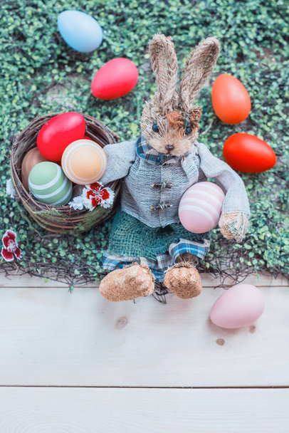 Hyvää pääsiäispäivää, pupu lelu ja värikäs pääsiäismunia
 - Valokuva, kuva
