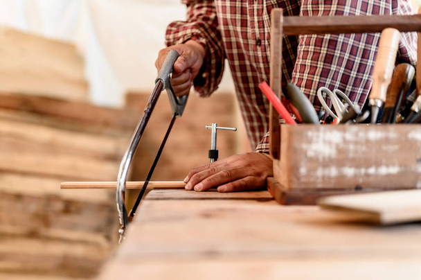 Ácsmunkás az asztalosműhelyben. Fából készült bútorok és lakberendezési koncepció. DIY fa dekorációhoz. - Fotó, kép