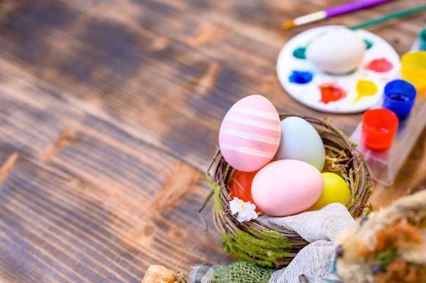 primer plano de huevos de Pascua de colores en la mesa de madera
 - Foto, Imagen