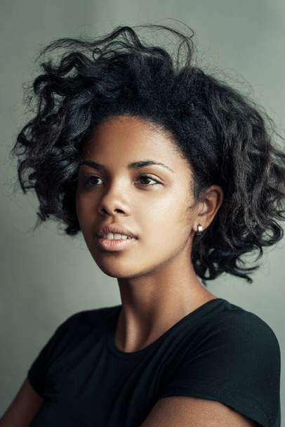 Portret van Afro Amerikaans meisje zwarte huid vrouw, Afrikaans tiener meisje. - Foto, afbeelding