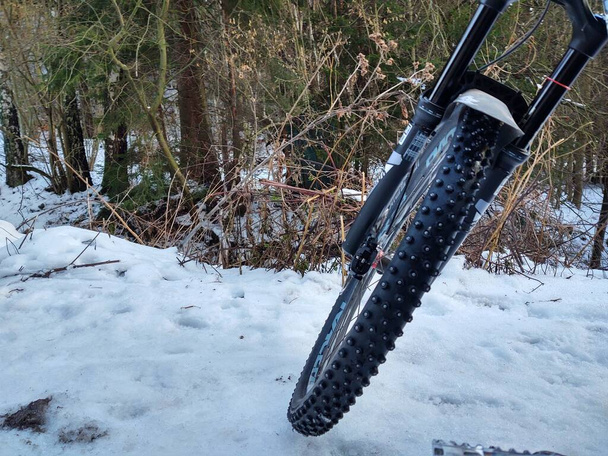 Объект велосипедной шины на зимней дороге - Фото, изображение