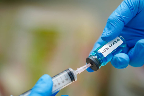 Mise au point d'un nouveau vaccin contre le coronavirus (2019-nCoV) médical avec seringue à usage médical pour traiter les patients atteints de pneumonie à Wuhan, en Chine
. - Photo, image
