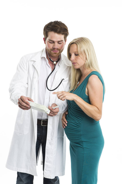 Doctor talks to a pregnant woman - Foto, imagen