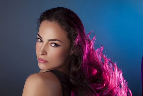 krásná dívka s růžovými barvenými vlasy, studiový portrét - Fotografie, Obrázek