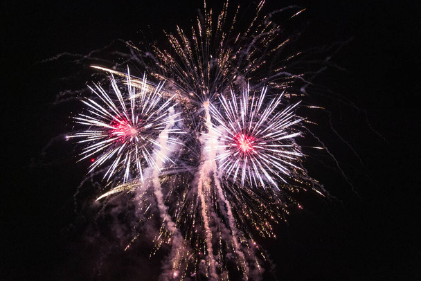 Vuurwerk verlicht de lucht met oogverblindend display - Foto, afbeelding