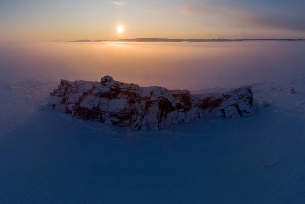 The sun rises over the Elenka island. Winter Baikal - Foto, immagini