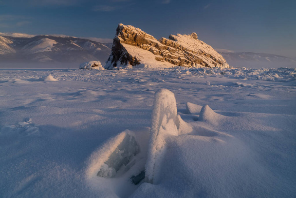 View of Elenka Island, lit by the rising sun. Winter Baikal - Fotografie, Obrázek