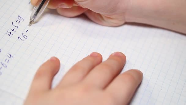 L'enfant fait des devoirs scolaires, résout des exemples arithmétiques et les écrit dans un carnet. Concept d'éducation abordable
 - Séquence, vidéo