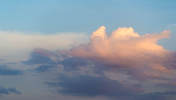 Хмари Кумуліформний хмарний пейзаж У метеорології хмара є аерозолем в атмосфері планетарного тіла. Вода або інші хімічні речовини можуть складатися з крапель і кристалів
 - Фото, зображення