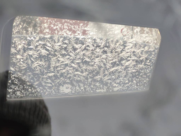 Jégfagy a kocsi ablakán télen. Szlovákia - Fotó, kép