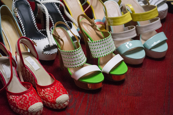 Zapatos de mujer, sandalias. zapatos, un par de zapatos, zapatos de tacón alto, zapatos de cuero, un par de zapatos, zapatos planos, zapatos para zapatos, zapatos casuales
 - Foto, imagen