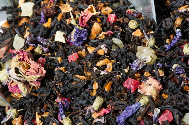 Чорний чай з ароматичними та вітамінними добавками. чай найпоширенішого типу, який повністю ферментується перед сушінням. (з речовини) проходить бродіння
. - Фото, зображення