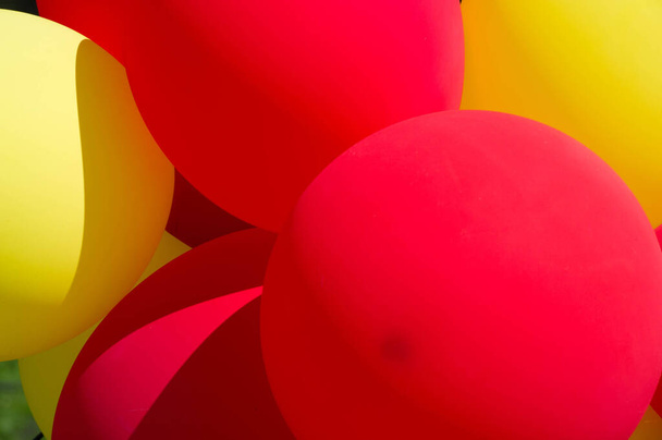 faktura, tło, wzór. gumowe nadmuchiwane kulki czerwone i żółte - Zdjęcie, obraz