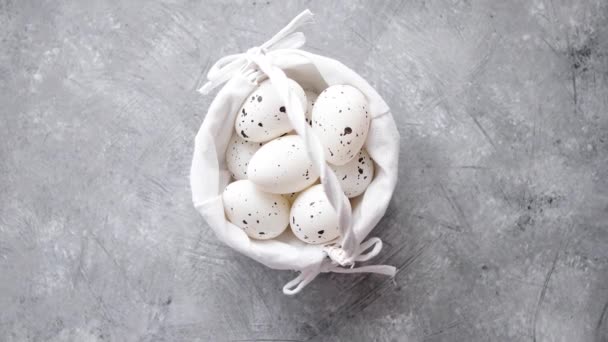 Composición de huevos de Pascua punteados tradicionales blancos en canasta de mimbre blanco
 - Metraje, vídeo