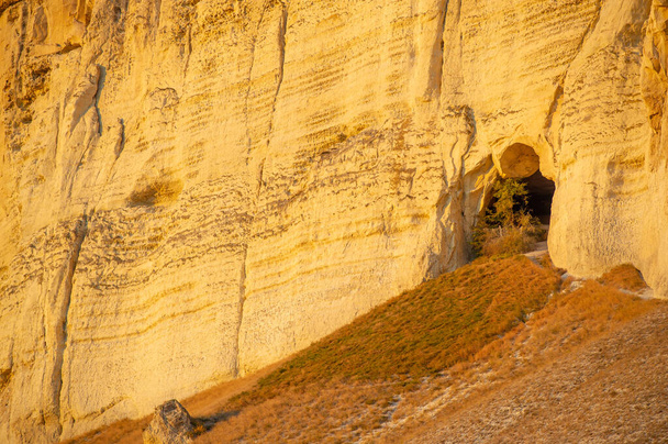 Fotos de la península de Otoño de Crimea, Ak-Kaya Roca blanca, distrito de Belogorsky, el río Biyuk-Karasu, la era mosteriana, los asentamientos de los sármatas y escitas, cueva de Altyn Teshik - Foto, Imagen