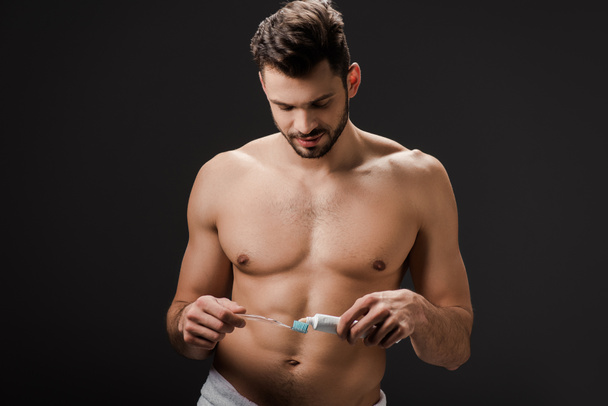 χωρίς πουκάμισο γενειοφόρος άνδρας με οδοντόβουρτσα και οδοντόκρεμα που απομονώνονται σε γκρι - Φωτογραφία, εικόνα