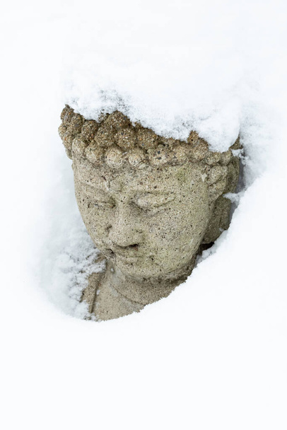 雪に覆われた庭仏 - 写真・画像