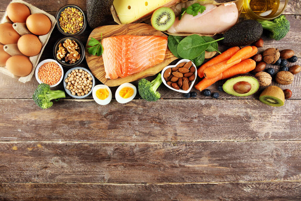 terveellinen ruokavalio ja ruokavalio käsite - luonnollinen runsaasti proteiinia ruokaa pöydälle - Valokuva, kuva