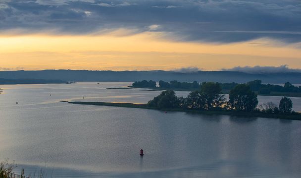 Foto de verano, mes de agosto. El río Volga en la zona de la ciudad de Bulgari. Lluvia sobre el río 2019,08.10 Tartaristán Rusia
 - Foto, Imagen