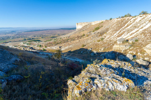 Fotos von der Halbinsel Krim im Herbst, Ak-Kaya Weißer Felsen, Bezirk Belogorsky, dem Fluss Biyuk-Karasu, der Mousterianischen Ära, den Siedlungen der Sarmaten und Skythen, Altyn-Teschik-Höhle - Foto, Bild