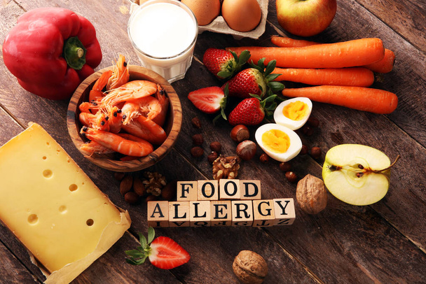 Koncepcja żywności alergicznej. Alergia żywności, takich jak migdały, mleko, ser, truskawki, nasiona, jaja, orzeszki ziemne i - Zdjęcie, obraz