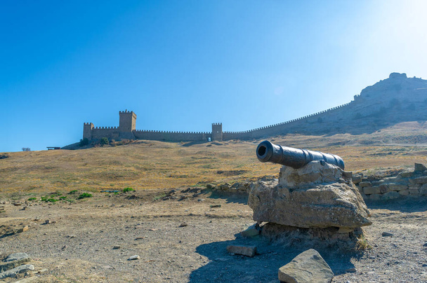 Fotos de la península de Crimea, fortaleza Sudak, también llamada roca genovesa, la fortaleza fue construida en 212 por Alans, jázaros o bizantinos, mezquita Padishah-Jami, fortaleza Sudak Museo-Reserva - Foto, Imagen