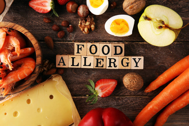 Концепция аллергической еды. Аллергические продукты, такие как миндаль, молоко, сыр, клубника, семена, яйца, арахис и
 - Фото, изображение