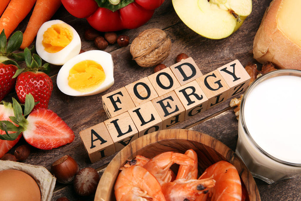 Έννοια αλλεργικών τροφών. Αλλεργικές τροφές όπως αμύγδαλα, γάλα, τυρί, φράουλα, σπόρους, αυγά, φιστίκια και - Φωτογραφία, εικόνα