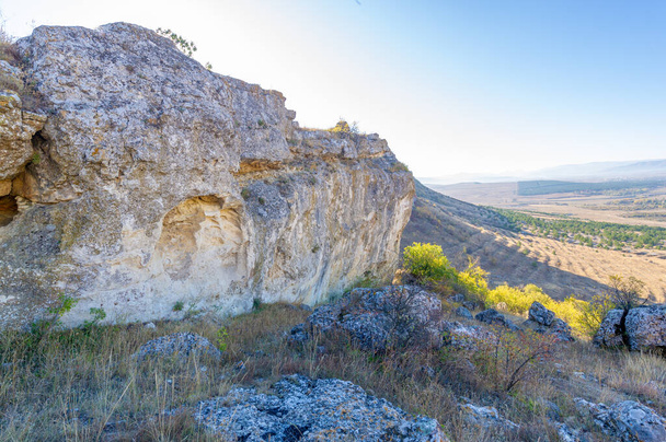 Fotók a krími őszi félszigetről, Ak-Kaya Fehér szikla, Belogorsky kerület, a Biyuk-Karasu folyó, a Mousterian korszak, a szarmaták és szkíták települései, Altyn Teshik barlang - Fotó, kép