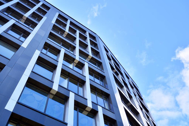 Moderno edificio per uffici facciata frammento astratto, finestre lucide in struttura in acciaio
 - Foto, immagini