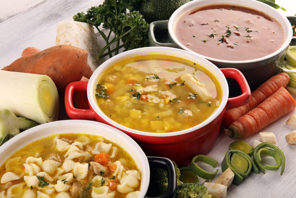 Набор из трех супов из мировой кухни, здоровое питание. Бульон с лапшой, говяжий суп и бульон с клецками из костного мозга. Все супы со здоровыми овощами. - Фото, изображение