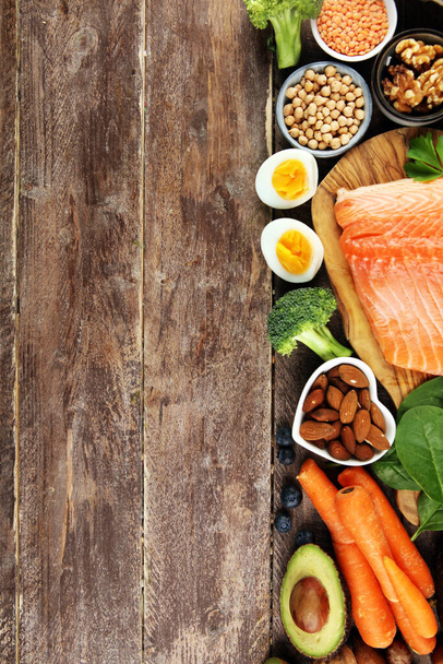 gesundes Essen und Ernährungskonzept - natürlich, reich an Proteinen auf dem Tisch - Foto, Bild