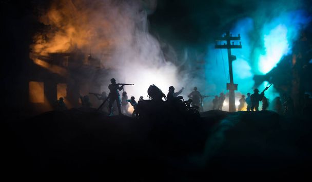 Концепція війни. Військові силуети воювали на фоні військового туману, солдати світової війни Силует під Cloudy Skyline Вночі. Битва в зруйнованому місті. Вибіркове зосередження - Фото, зображення