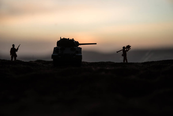 Concept de guerre. Silhouettes militaires scène de combat sur fond de brouillard de guerre ciel, Soldats de la guerre mondiale Silhouette ci-dessous ciel nuageux coucher de soleil. Concentration sélective - Photo, image