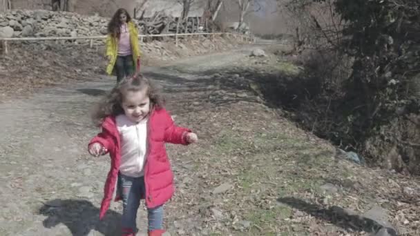 donna che trascorre del tempo con sua figlia nel villaggio sulla natura - Filmati, video